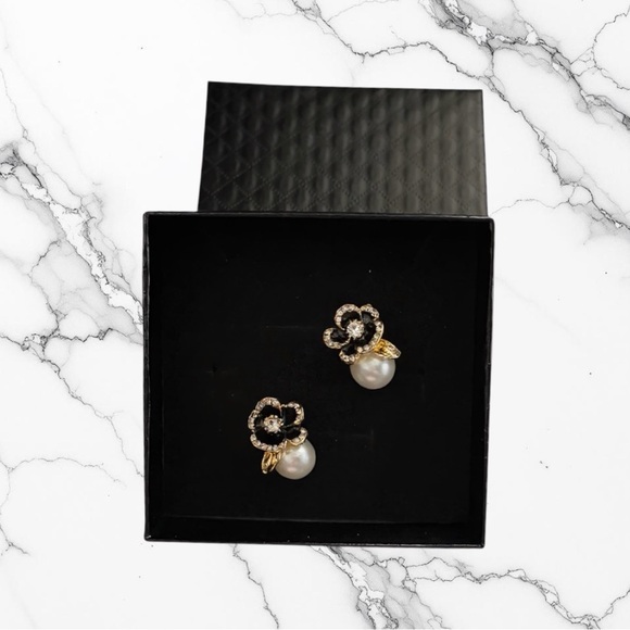 Elegant Gold and Black Floral Pearl Earrings in a Black Jewelry Box - Picture 7 of 10